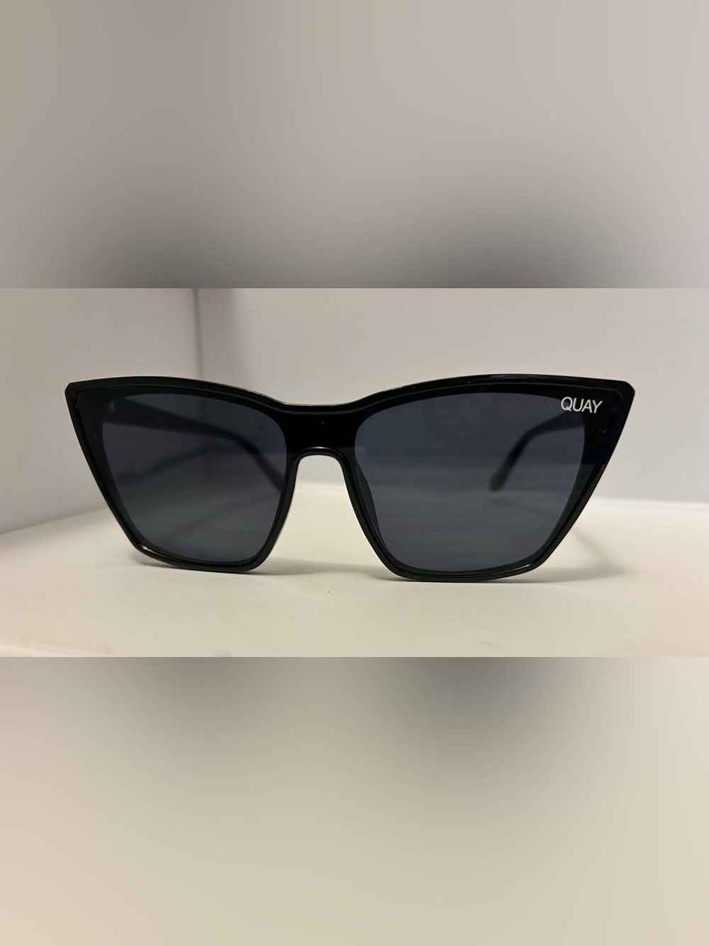 NWOT- Rare- QUAY CALL THE SHOTS